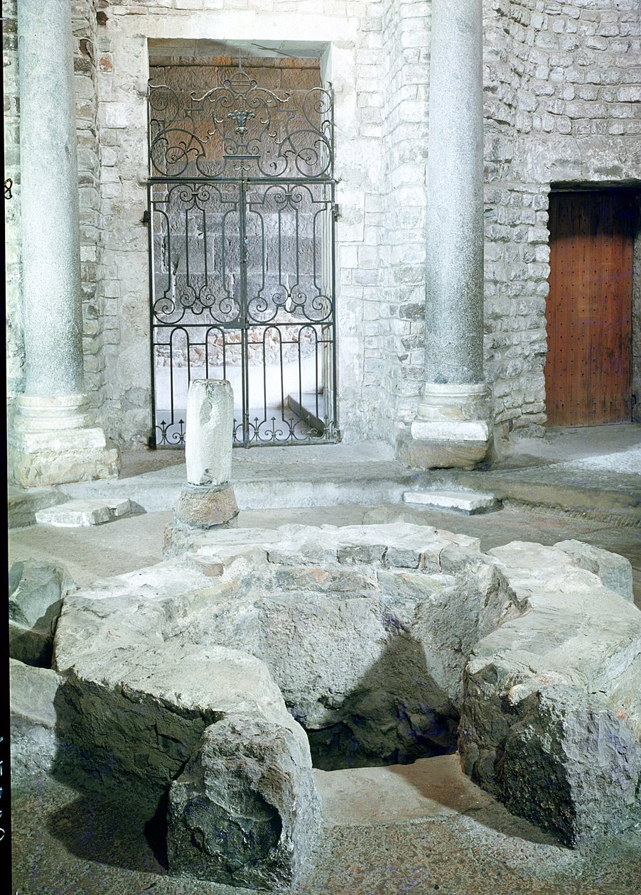 Katedralin sekizgen vaftizhanesinin içi by Paleo Christian