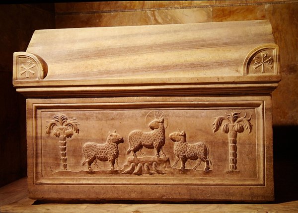 ಓರೇಟರಿ ಟರ್ಕ್‌ನ ಎಡಭಾಗದಲ್ಲಿ ಸಾರ್ಕೊಫಾಗಸ್ by Paleo Christian