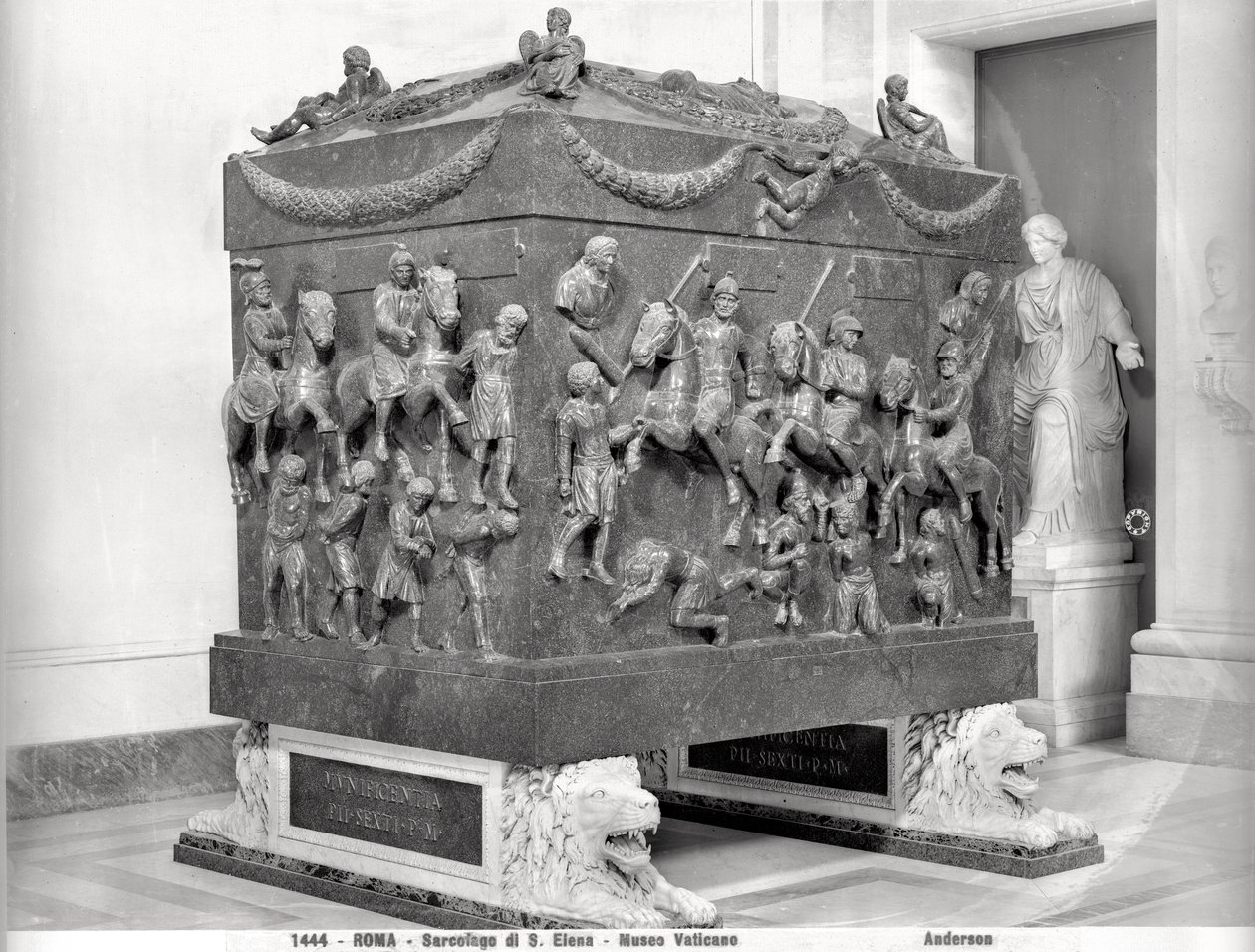 Roma süvarilerini ve Barbar mahkumları betimleyen St. Helena lahiti (porfir) by Paleo Christian