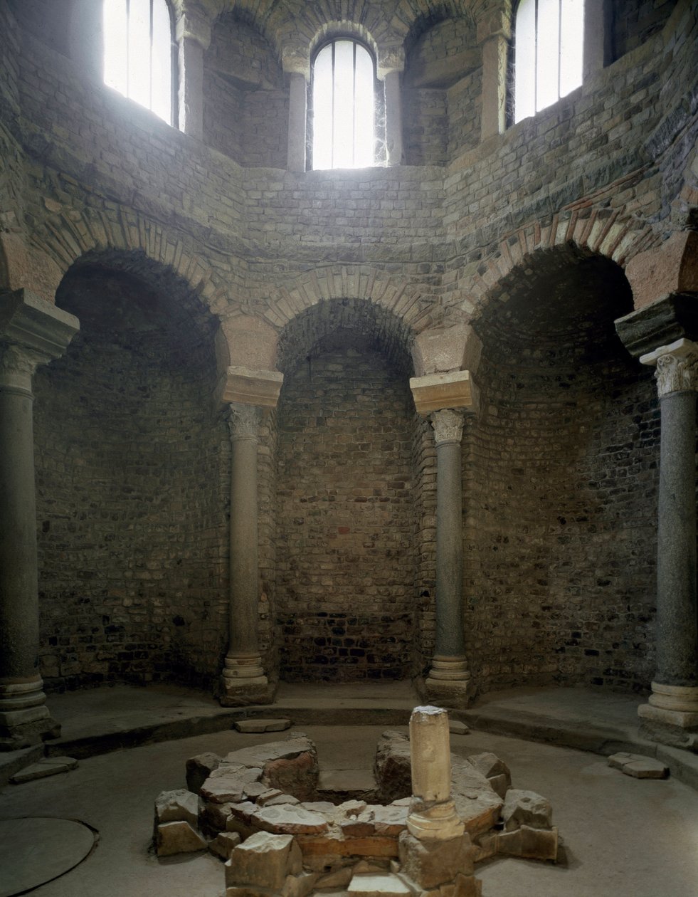 Paleochristian sanatı: vaftizhanenin iç görünümü, 5. yüzyıl. Fréjus (Var) by Paleo Christian