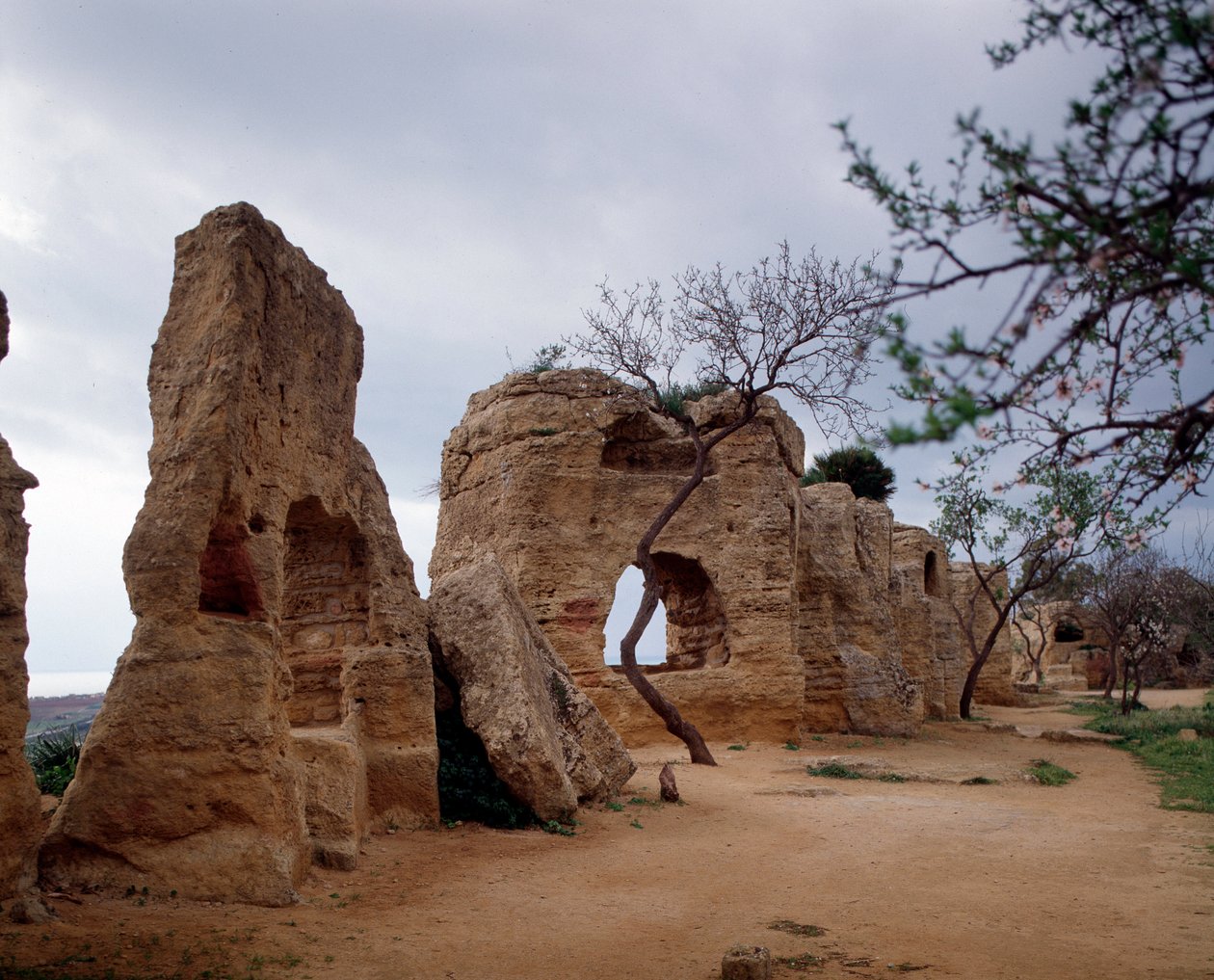 paleochristian nekropolün görünümü, 4. yüzyıl by Paleo Christian