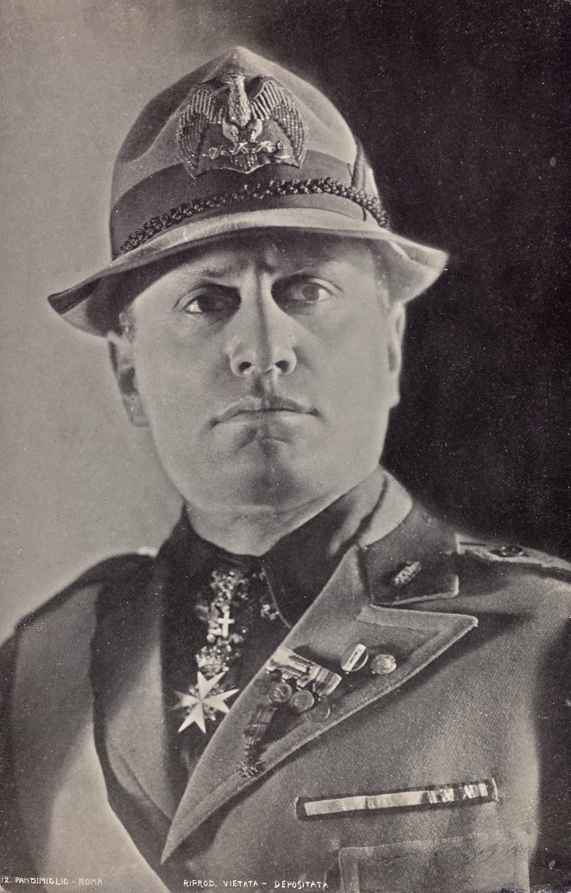 "Duce" Albümü: Benito Mussolini üniformalı Milis (s/b fotoğraf) by Pandimiglio Pandimiglio