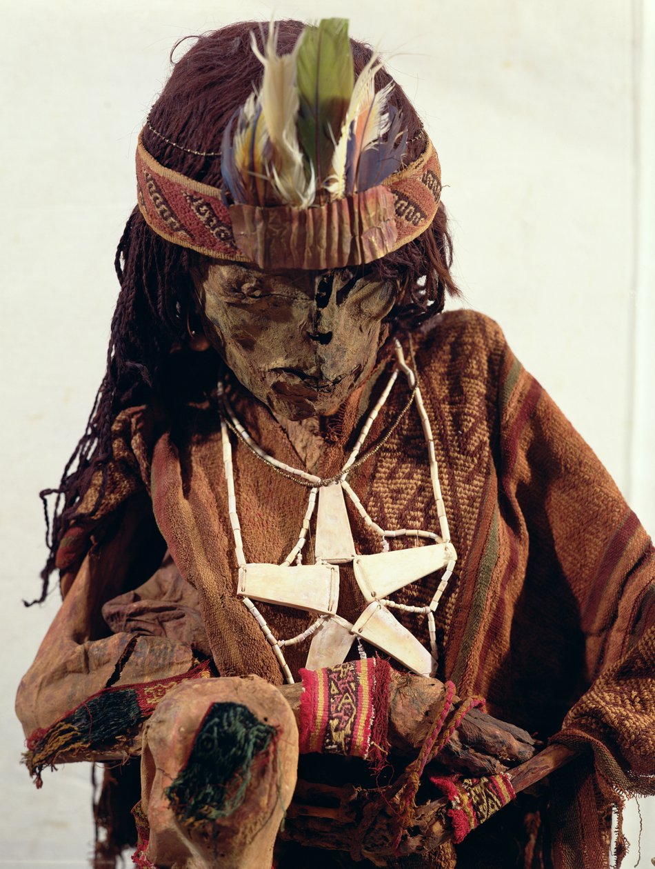 Kemik takılarla süslenmiş mumya, MÖ 200 dolayları by Paracas Culture