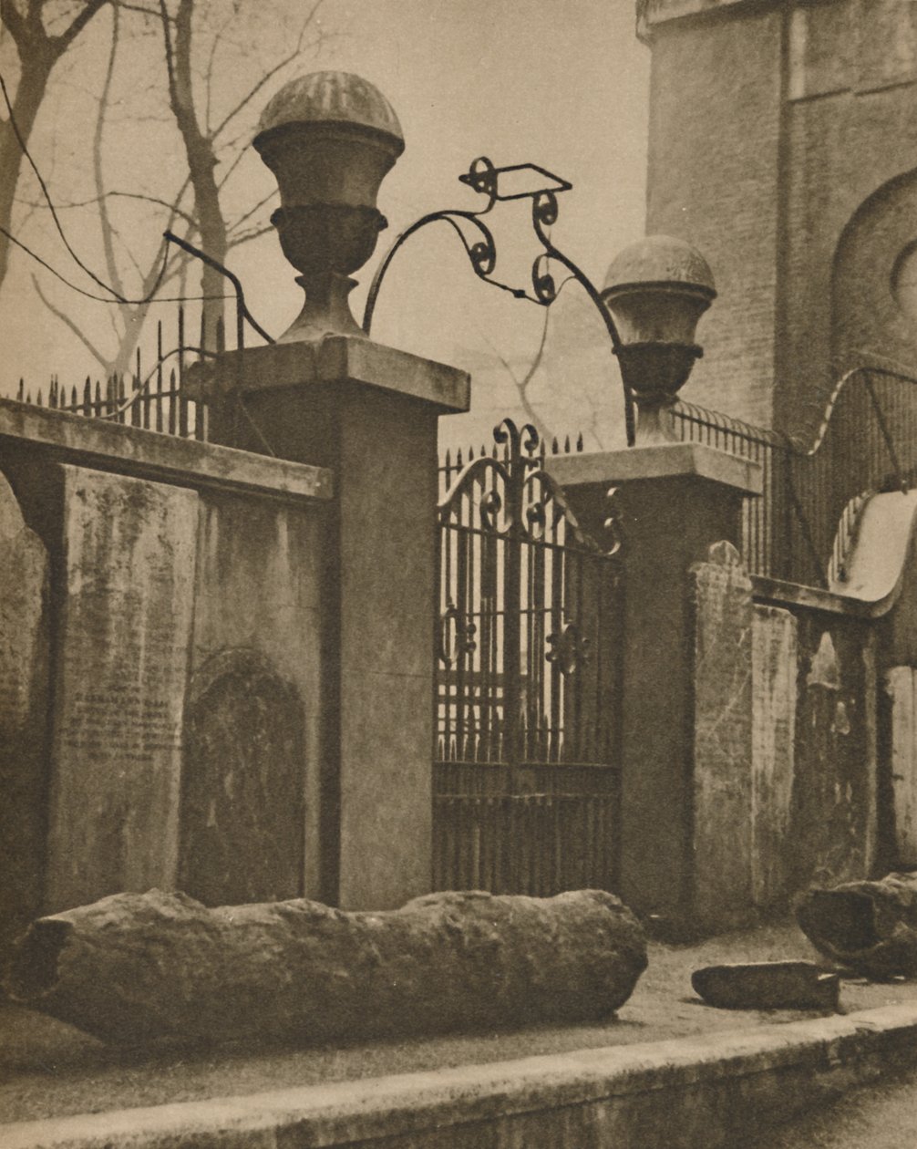 Annes, Soho, c1935 Yakınında Kazılan Boru Boruları için Karaağaç Gövdeleri. by Paterson