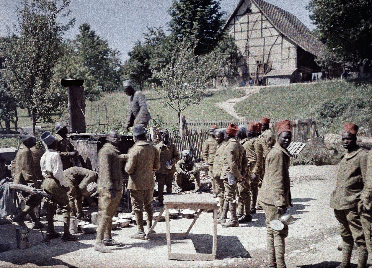 Fransız Ordusunda piyade olarak görev yapan bir grup Senegalli asker, Saint-Ulrich, Departman Haut-Rhin, Alsace, Fransa, 16 Haziran 1917 (otokrom) by Paul Castelnau