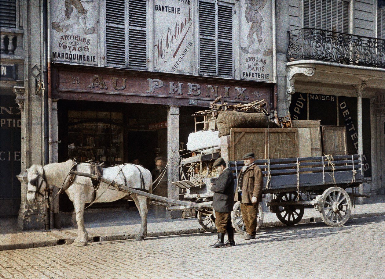 Bir deri eşya dükkanının önünde mobilya ve kişisel eşyalarla dolu bir at arabası, Reims, Fransa, 4 Mayıs 1917 (otokrom) by Paul Castelnau