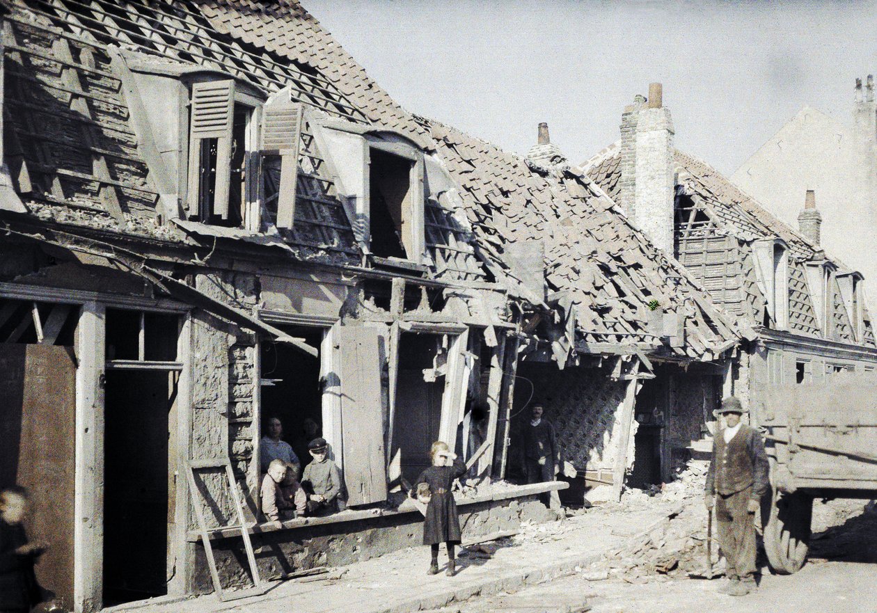 Dunkirk yakınlarındaki Rosendaël kasabasında 10 ve 11 Eylül bombalamalarından sonra hasar gören binalar, Nord-Pas-de-Calais Bölgesi, Fransa, 11 Eylül 1917 (otokrom) by Paul Castelnau