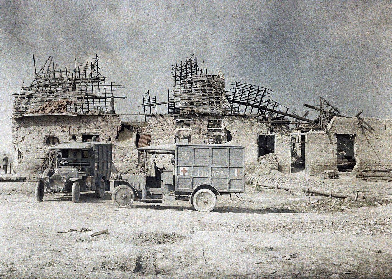 Topçu ateşiyle harap olan bir binanın önünde iki ambulans aracı, Belçika, 17 Eylül 1917 (otokrom) by Paul Castelnau