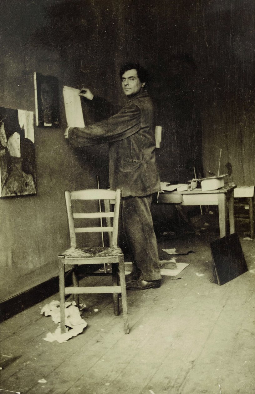 Amedeo Modigliani stüdyosunda, c.1915 (s/b fotoğraf) by Paul Guillaume