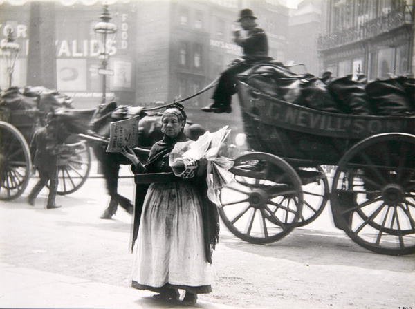 Bir kadın gazete satıcısı, Londra, 1890
