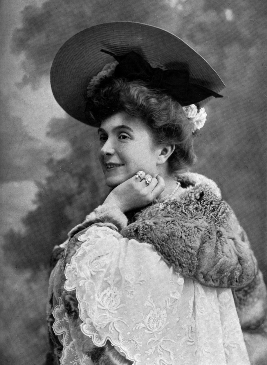 Fransız komedyen Jeanne Thomassin, Paris'teki "Les trois Anabaptistes" adlı oyunda Suzanne Radiguet rolünde, Ekim 1904 tarihli Fransız gazetesi "Le Theatre"dan fotoğraf by Paul Nadar