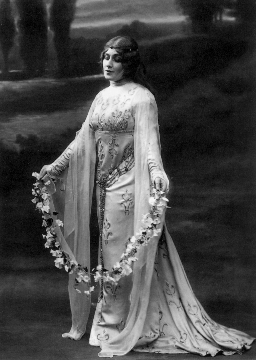 Marguerite Carre, 1911'de ClaudeDebussy'nin Pelleas et Melisande operasında Melisande rolünde, fotoğraf: Paul Nadar by Paul Nadar