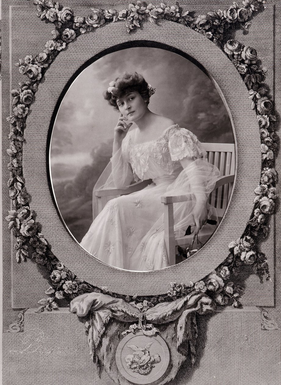 Çiçeklerle süslenmiş bir arka planda oval bir bankta oturan bir bayanın portresi by Paul Nadar