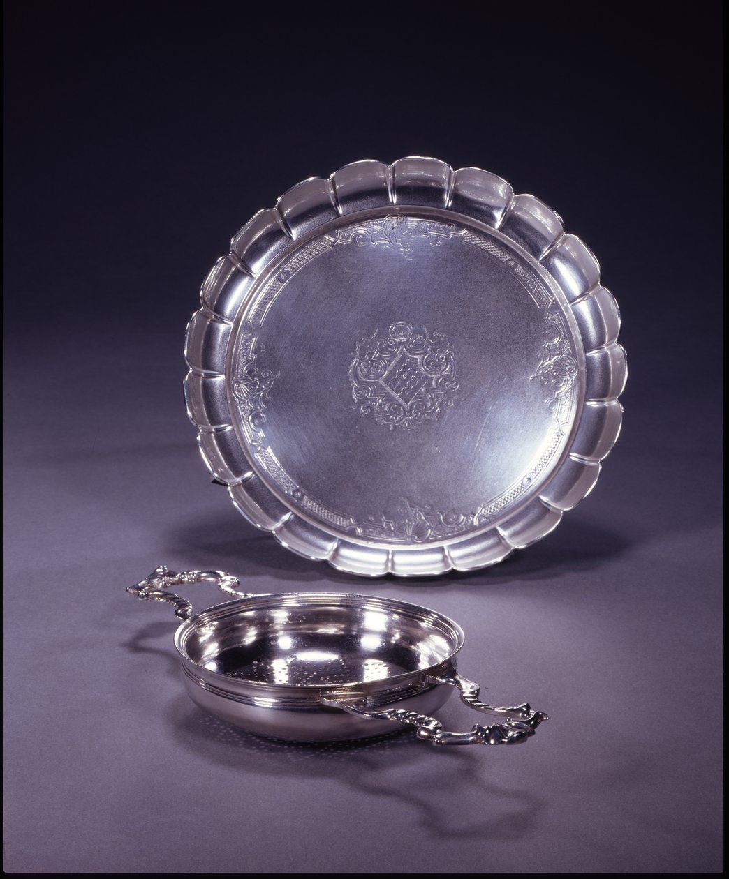 George II turuncu süzgeç, iki delikli kabuklu ve kaydırma kulplu dairesel kase (gümüş) by Paul de Lamerie