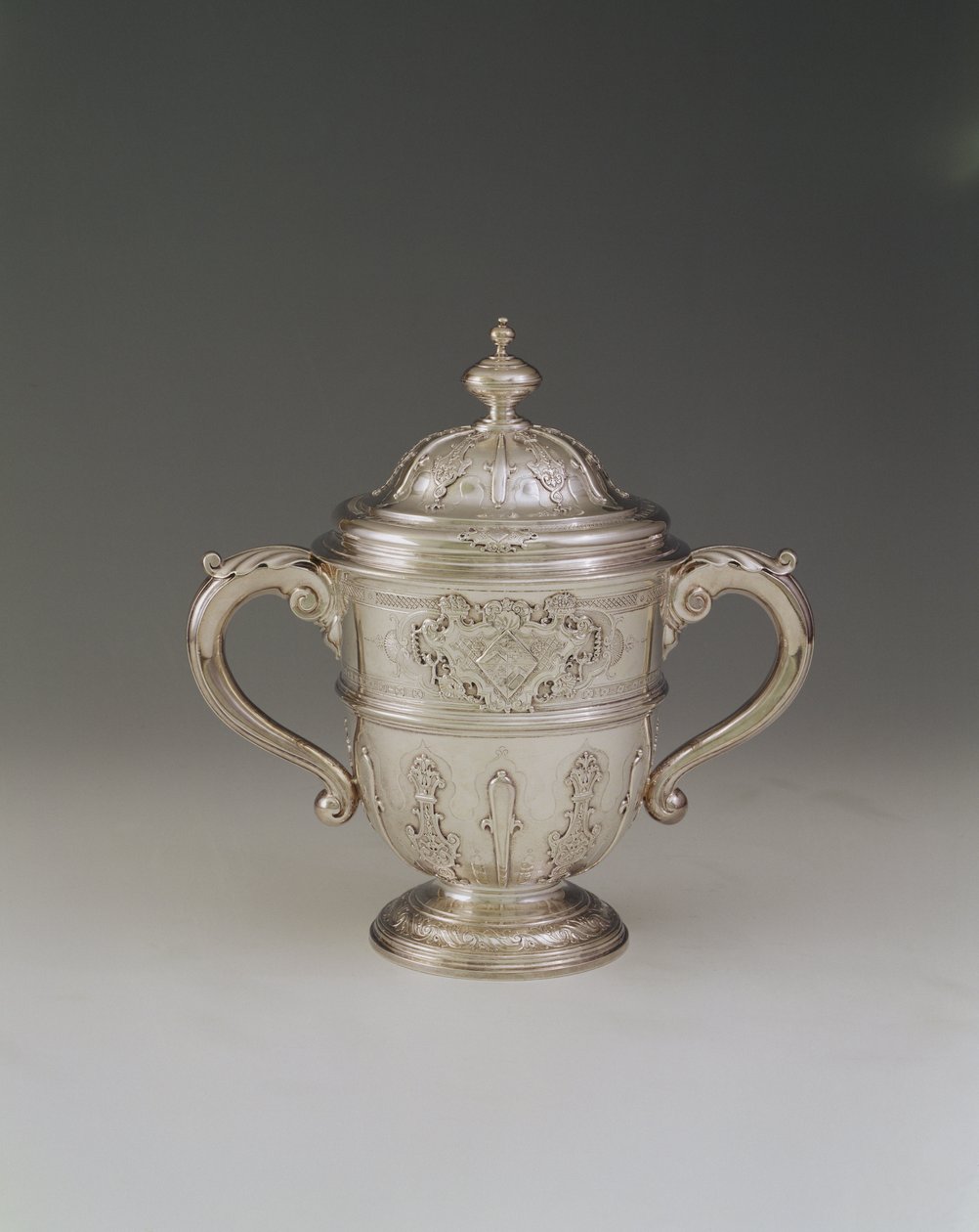İki kulplu fincan ve kapak, 1730-31 by Paul de Lamerie
