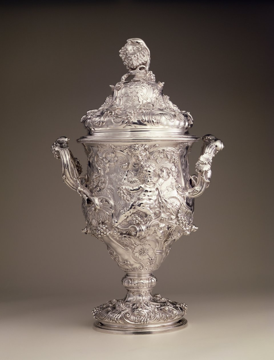 İki kulplu fincan ve kapak, 1742-43 by Paul de Lamerie