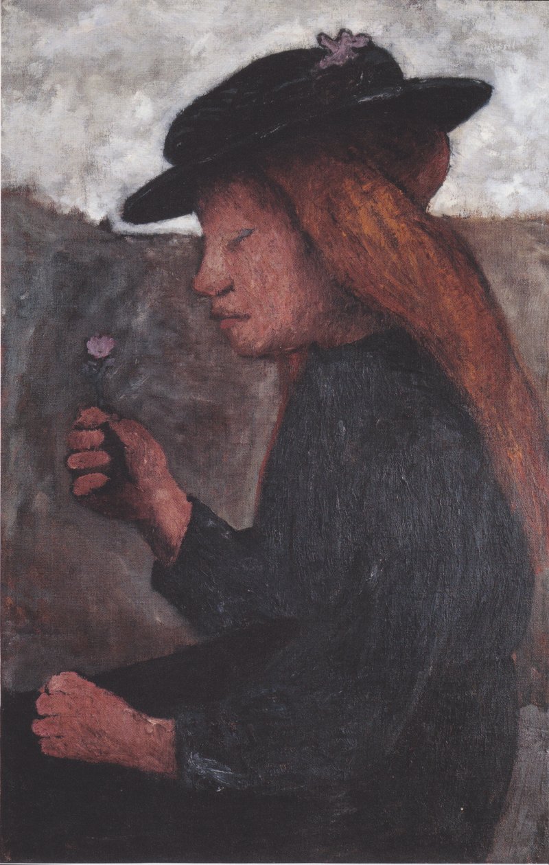 Sağ elinde siyah şapka ve çiçek ile oturan kız by Paula Modersohn Becker