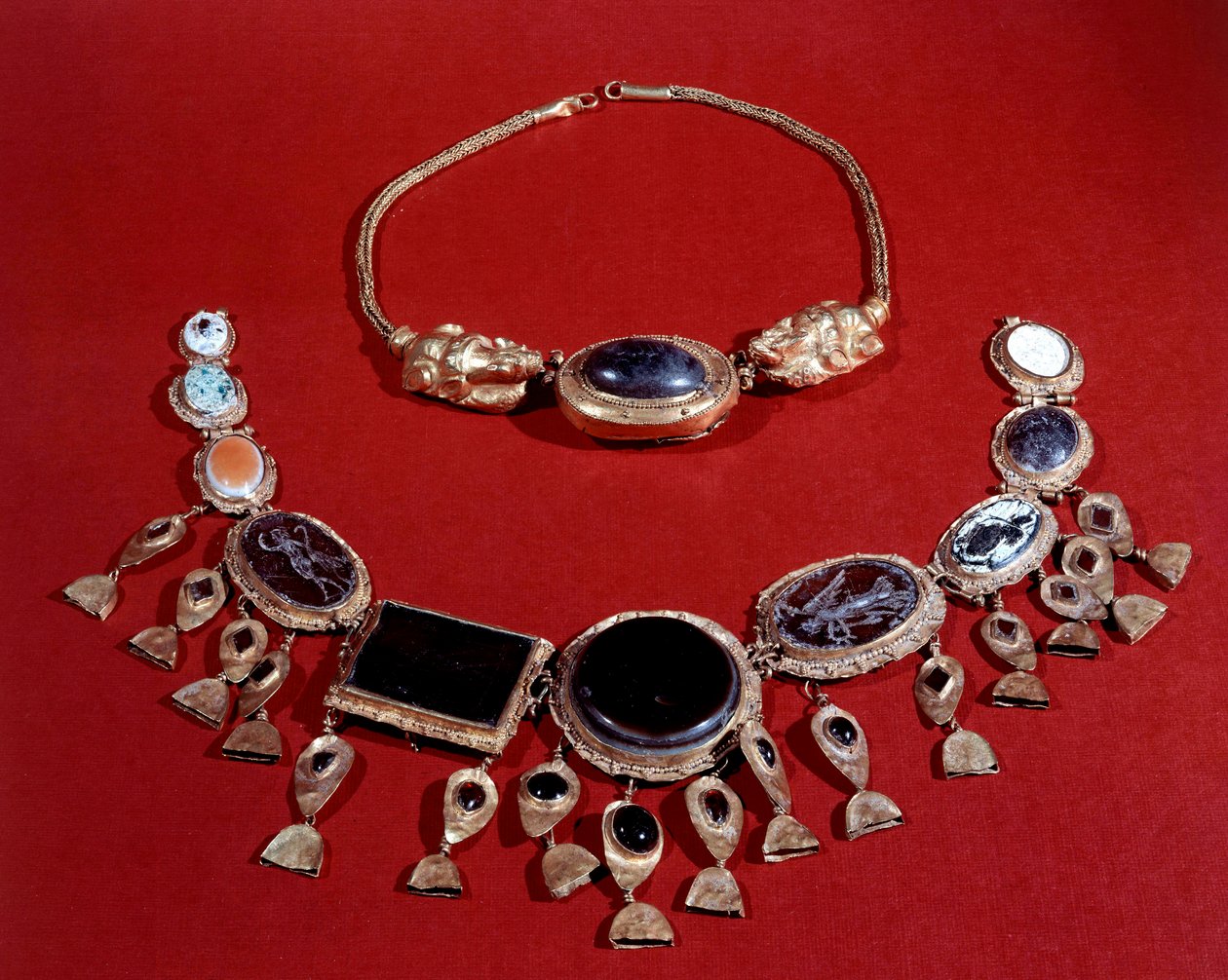Pers sanatı: iki altın kolye, Parthe dönemi, MS 3. yüzyıl. by Persian