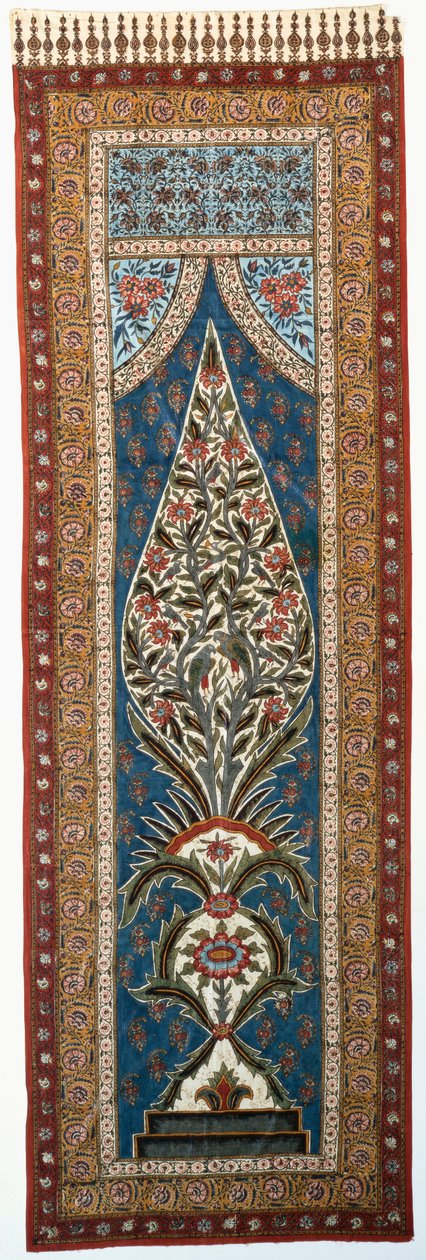Çiçekli, alev şeklindeki bir ağacın dallarına tünemiş papağanlar ve diğer kuşlarla boyanmış ve basılmış sırlı bir pamuklu kalamkari by Persian School