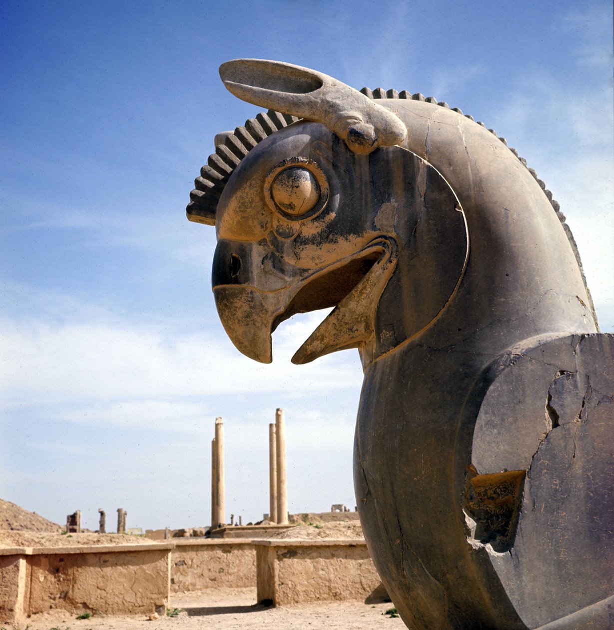 Bir grifon, efsanevi yaratık, yarı kartal, yarı aslan. Apadana Sütunu, büyük mahkeme salonu, bu başkentlerle örtülü, Darius I sarayı, Persepolis, İran. by Persian School