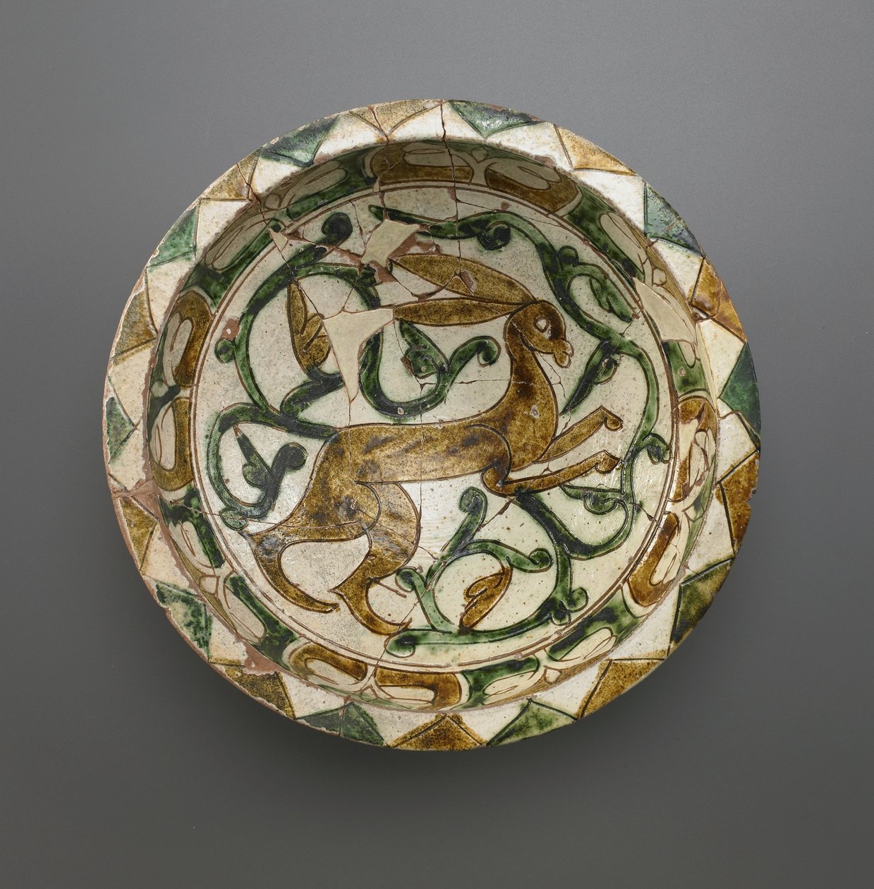 Kase, Selçuklu hanedanı, 12-13. yüzyıl (seramik) by Persian School