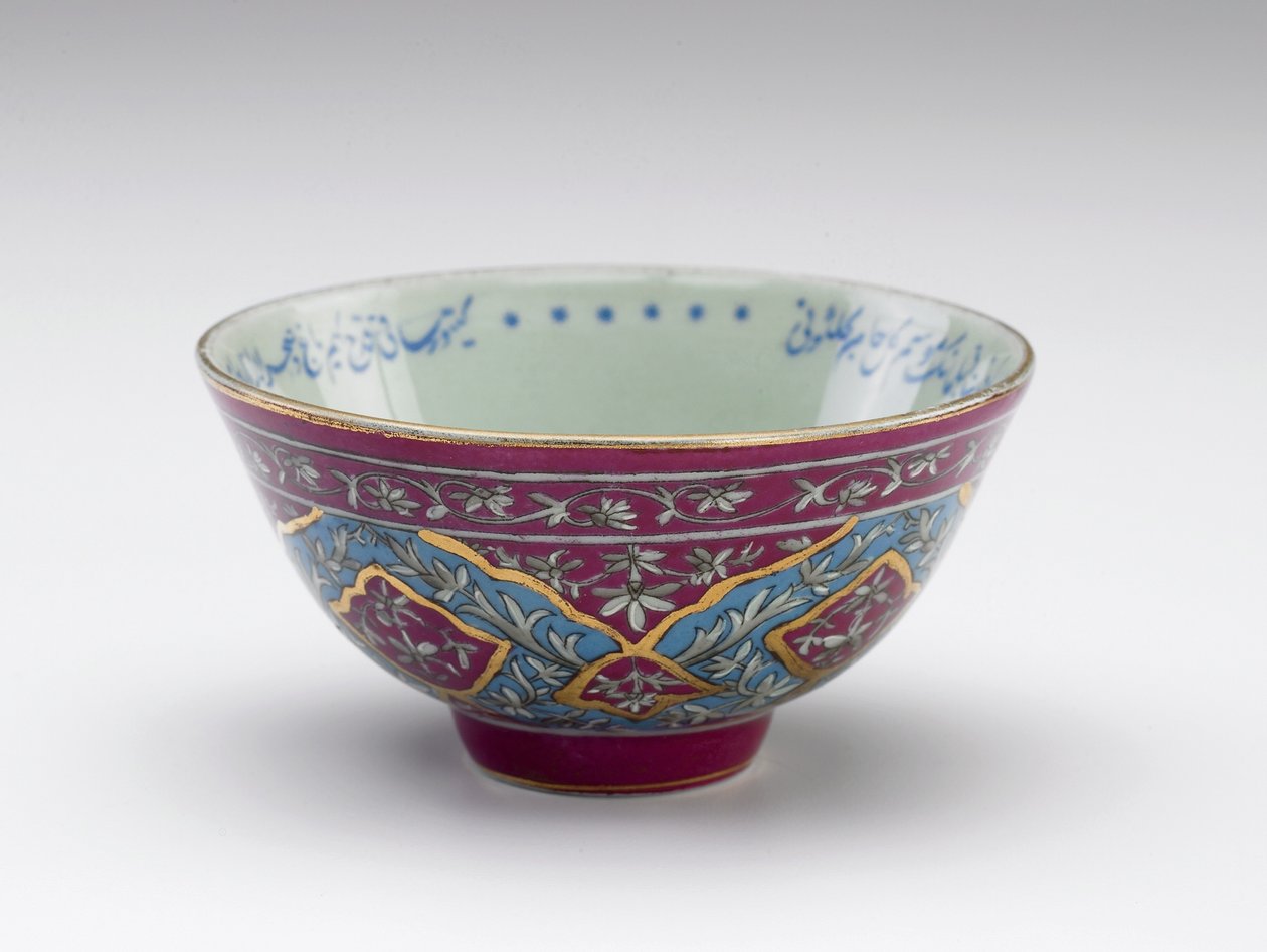 Yazılı şiirli kase, İran, Kaçar hanedanı, 19. yüzyılın sonu veya 20. yüzyılın başı (seramik) by Persian School