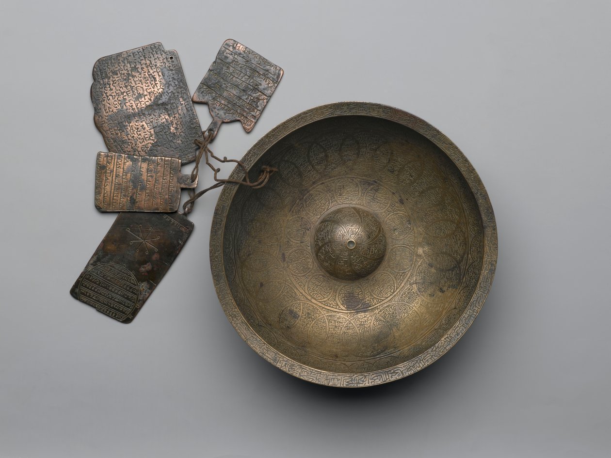 Yazıtlı, burçlu ve dört plaketli Chihil Kilid kehanet kasesi, 1679 (bakır alaşımı) by Persian School