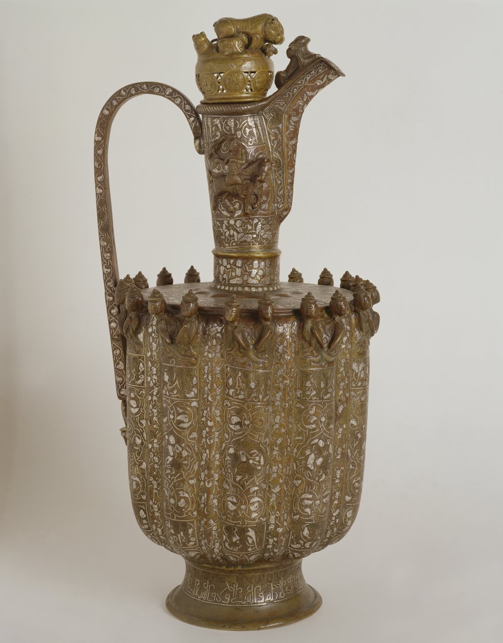 Saplı ve kapaklı sürahi, altından kesikler (metal ve altın) by Persian School