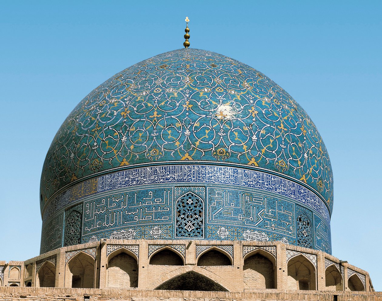 Pers mimarisi (Safevi): Kraliyet Camii'nin (veya Mescid-i Şah'ın) kubbesi: girişteki seramiklerin detayı. 1612-1630. İsfahan (İsfahan veya Espahan, Esfahan), İran. by Persian School