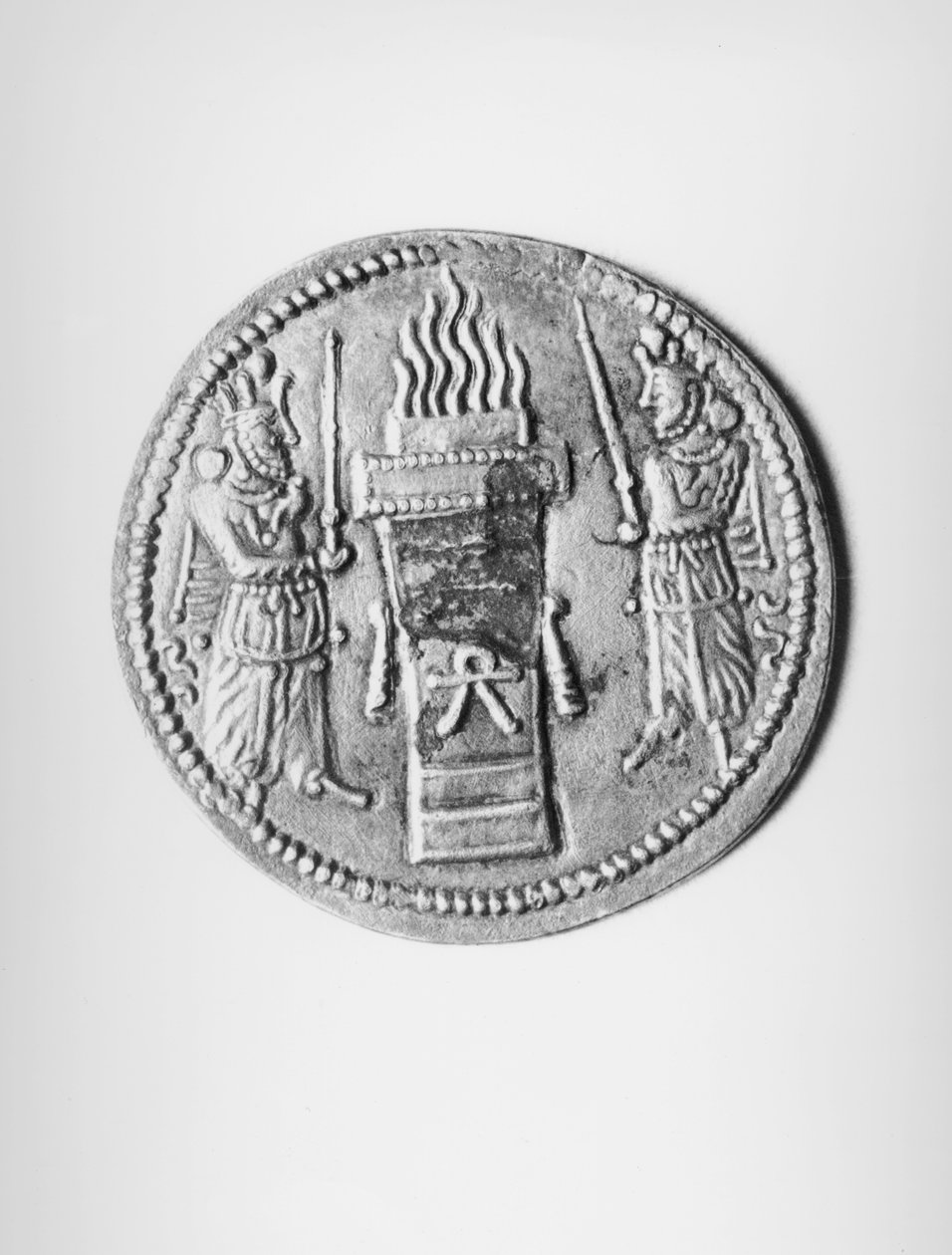 Kurbanlık bir ateş sunağı tasvir eden II. Şapur sikkesinin arka yüzü (310-79), Sasani (gümüş) (ön yüz için bkz. 142415) by Persian School