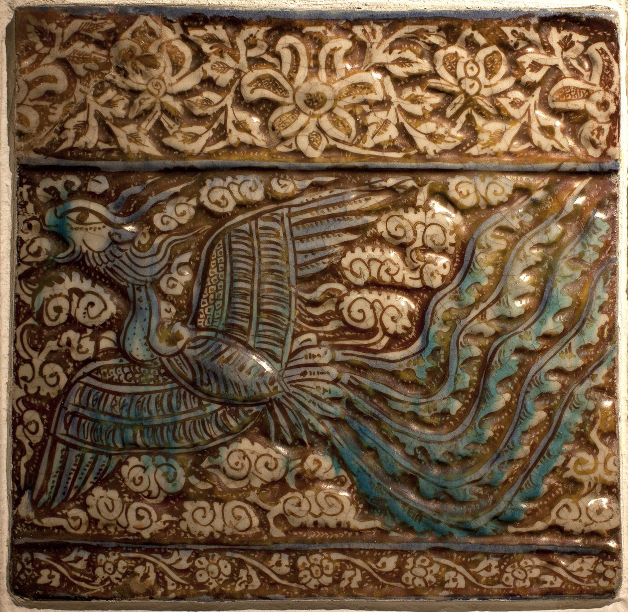 Simurg (Simorgh veya Senmurw) - Azulejos - Faience de Kaşan (Pers), İlhanlılar dönemi, 14. yüzyıl başı (Çini, Kalıplı seramik, cila ve sır altı boyalı, Pers, Kaşan, 14. yüzyıl başı, İlhanlı dönemi) - Musee Calouste Gulbenkian, Lizbon (P by Persian School