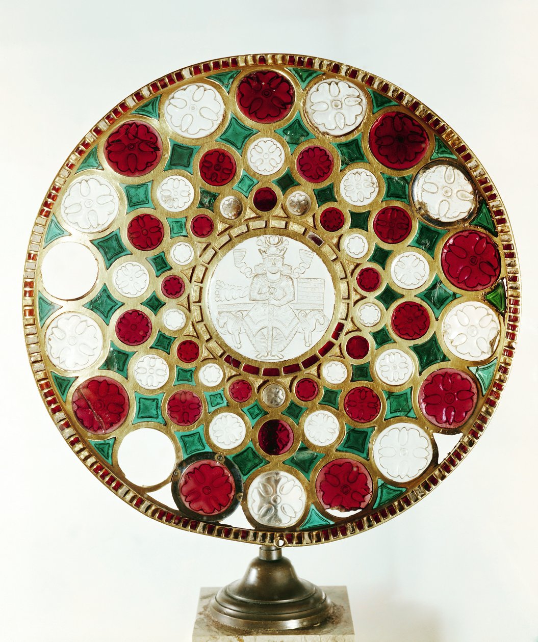 Sasani Dönemi (226-651) bir kralın kabartma kameosunu taşıyan Süleyman Kupası (altın, kaya kristali, granat ve yeşil cam) by Persian School