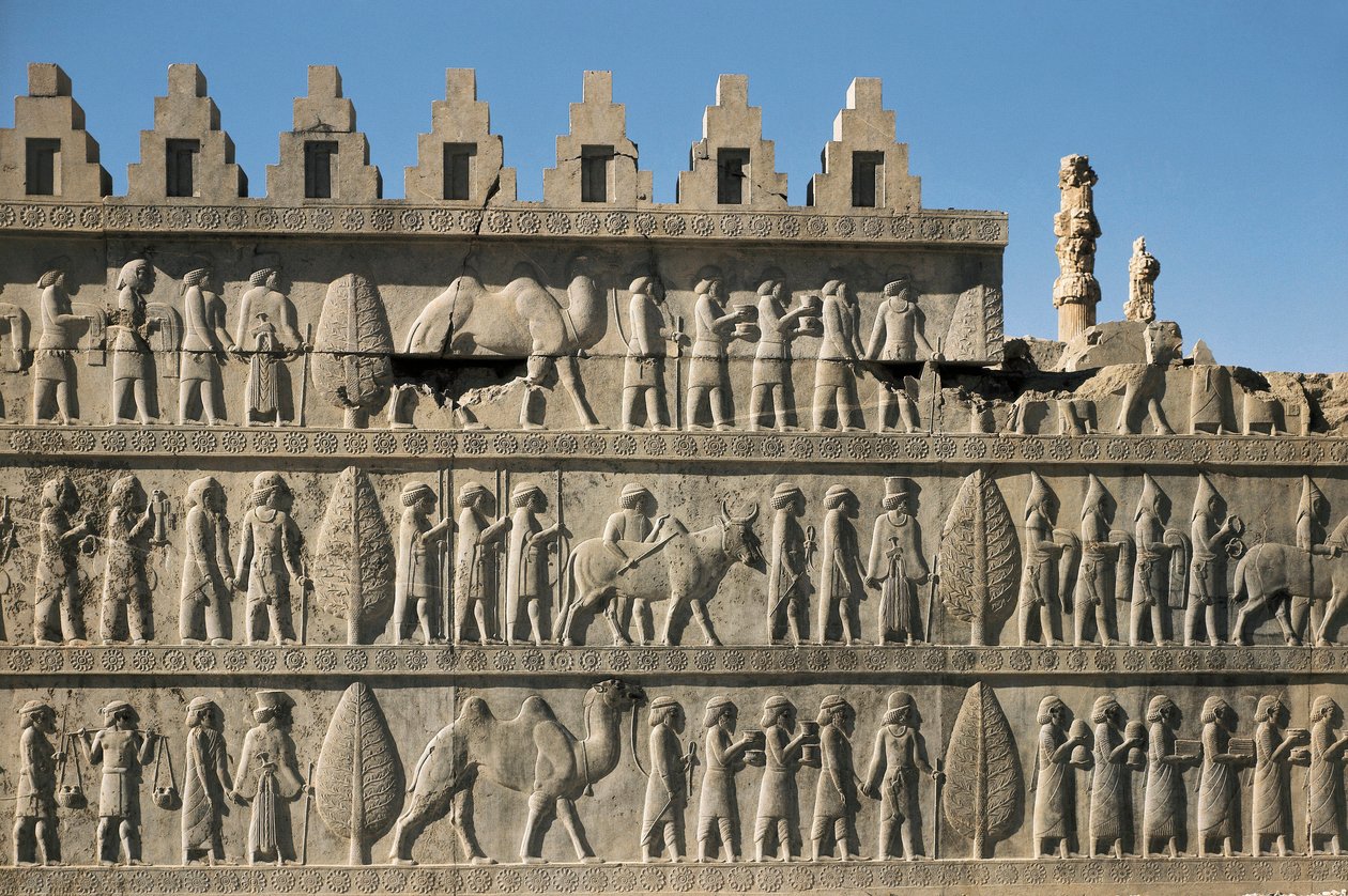 Persepolis'teki (İran) Darius I sarayı: Apadana veya mahkeme salonunun dekorunun detayı, Darius I'e hediyeler getiren itaatkar halkları temsil ediyor (MÖ 550-486, Büyük dedi). Alçak kabartma, MÖ 6., Pers sanatı, periode rota. by Persian School