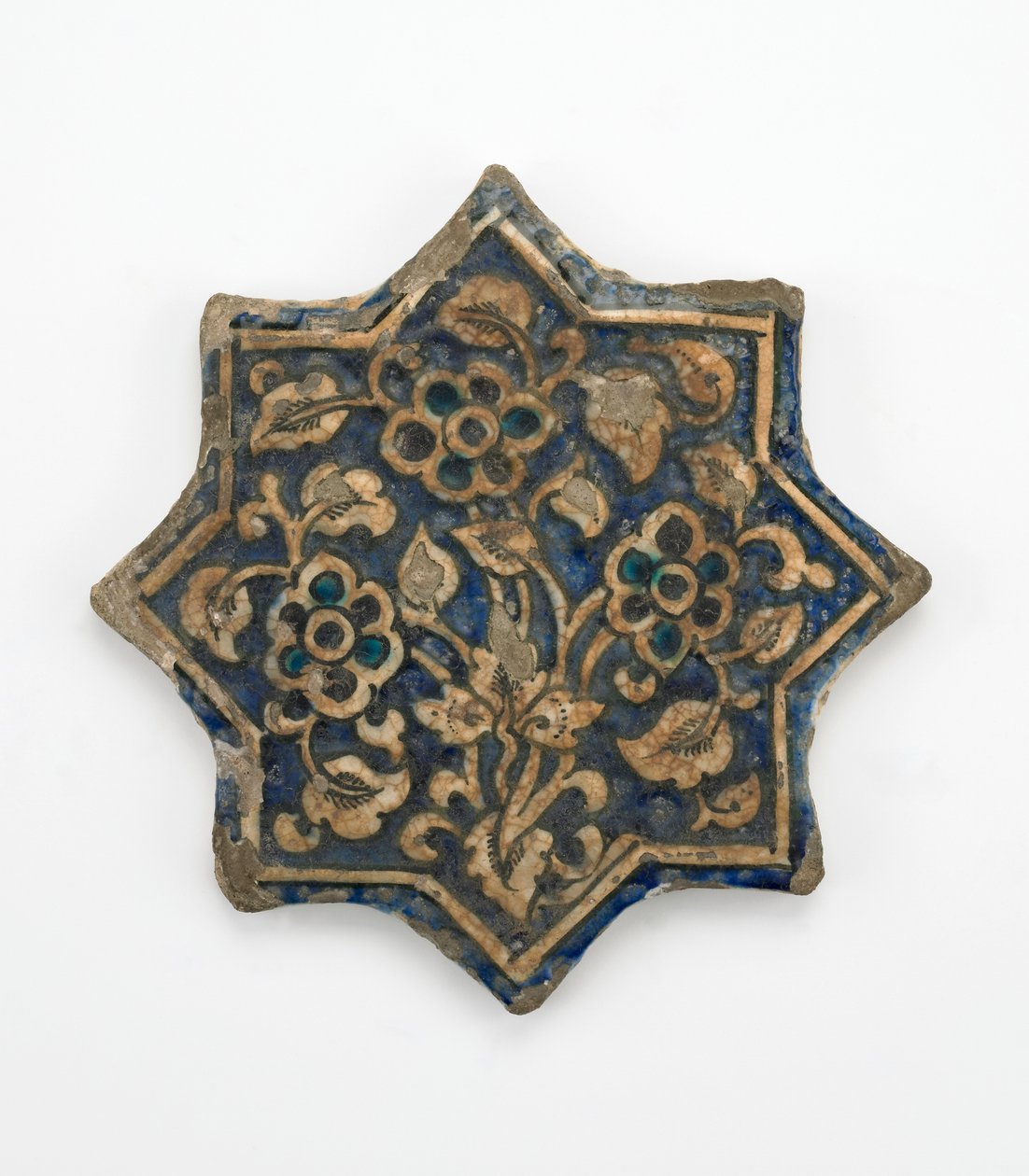 Sekiz köşeli yıldız formunda çini, İlhanlılar dönemi, 1256-1335 (taş hamurlu, kalıplanmış ve şeffaf sır altında boyanmış) by Persian School