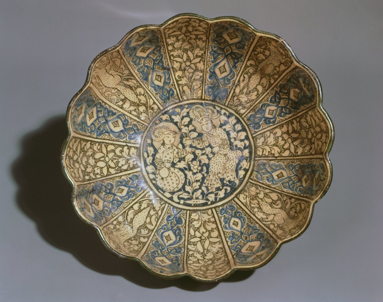 Siyah ve mavi sır altı boyanmış, Moğol figürleri (seramik) ile boyanmış beyaz çanak çömlek by Persian School