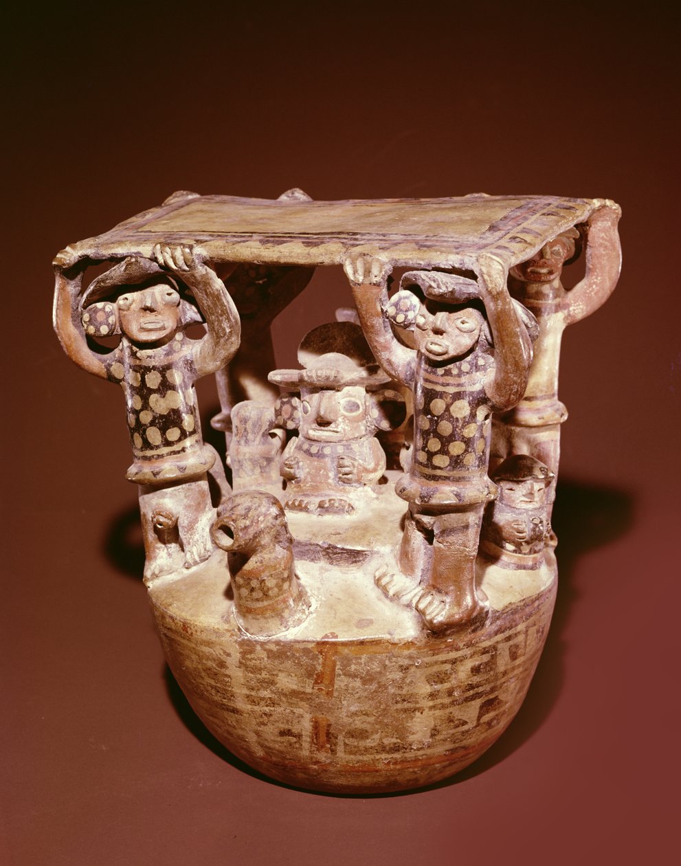 Saraylılar tarafından desteklenen gölgelikli tahttaki tanrı, Recuay Culture (seramik) by Peruvian School