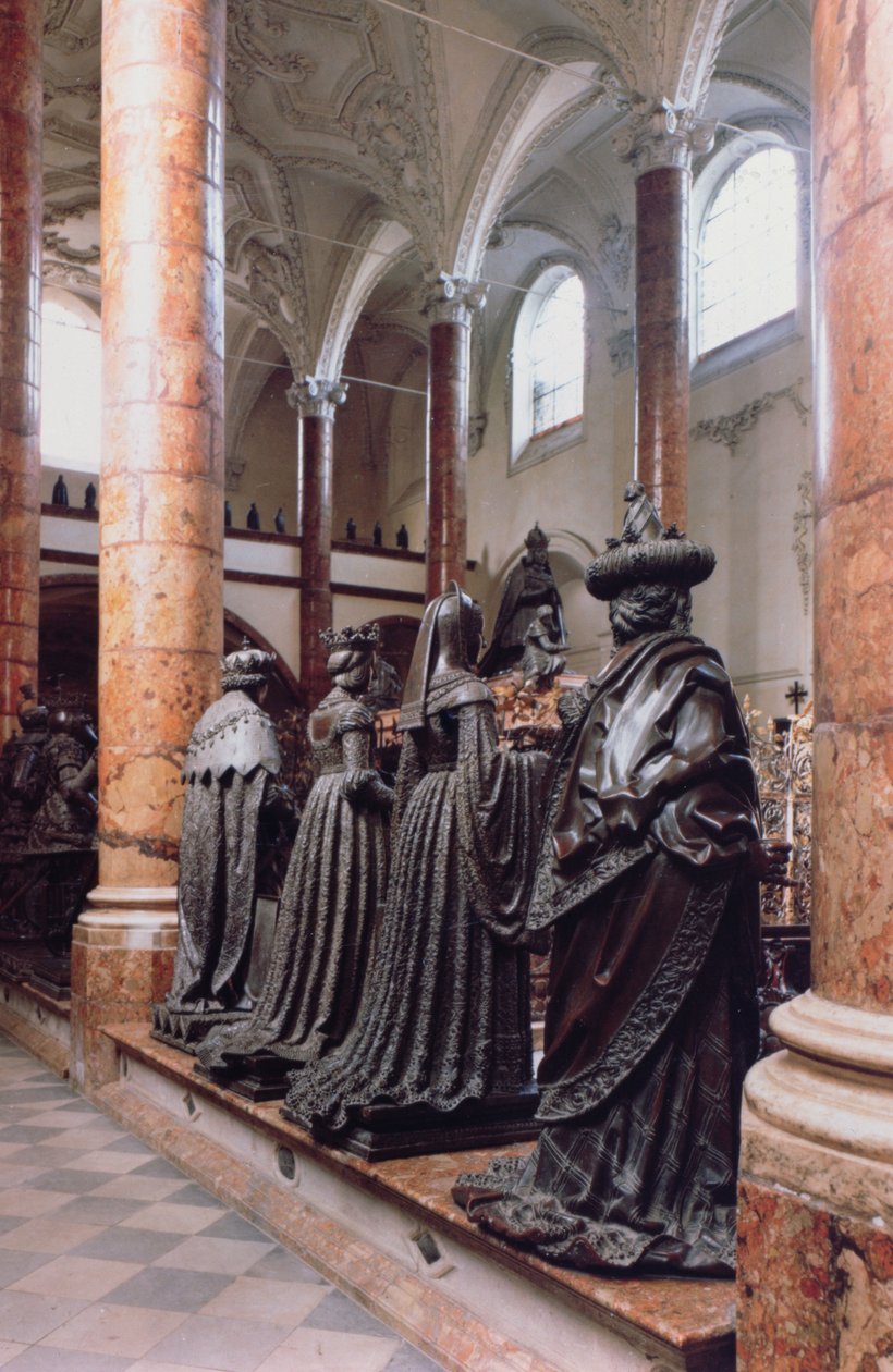 Maximilian I Mezarı (1459-1519) yas tutanların, muhtemelen ataların, akrabaların veya çağdaşların dört bronz figürünün görünümü, Gilg Sesselschreiber