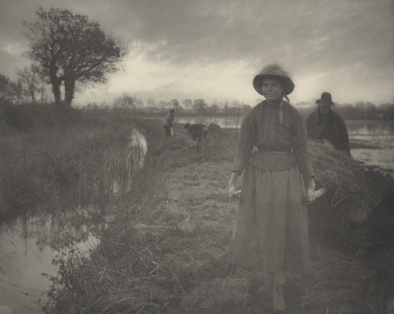 Poling the Marsh Hay, 1886. Yaratıcılar: Dr Peter Henry Emerson, Thomas Frederick Goodall. by Peter Henry Emerson, Thomas Frederick Goodall