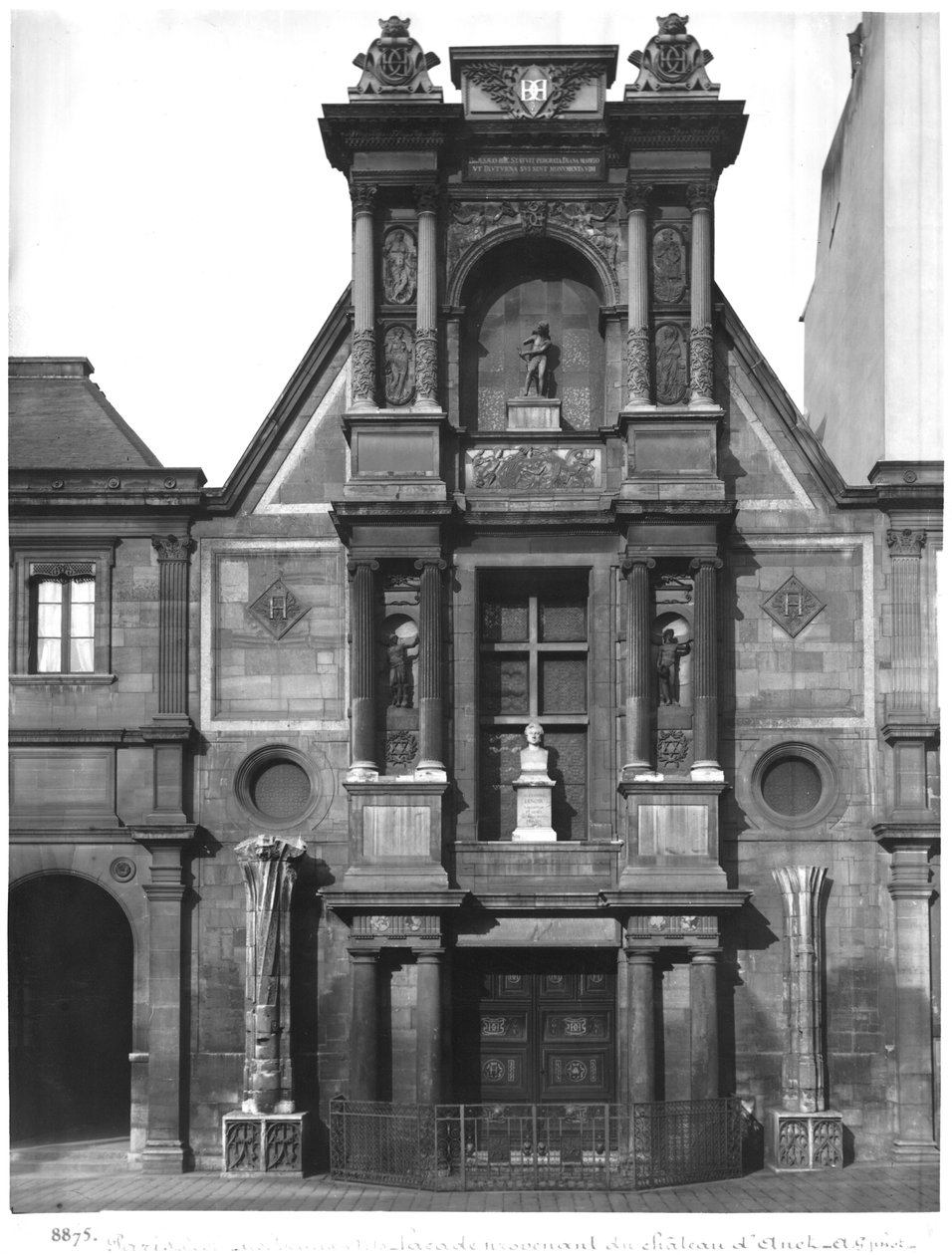 Ecole des Beaux-Arts avlusundaki Anet Şatosu'ndan ana cephenin orta kısmı, 1547-52 (ayrıca bkz. 162439) by Philibert Delorme