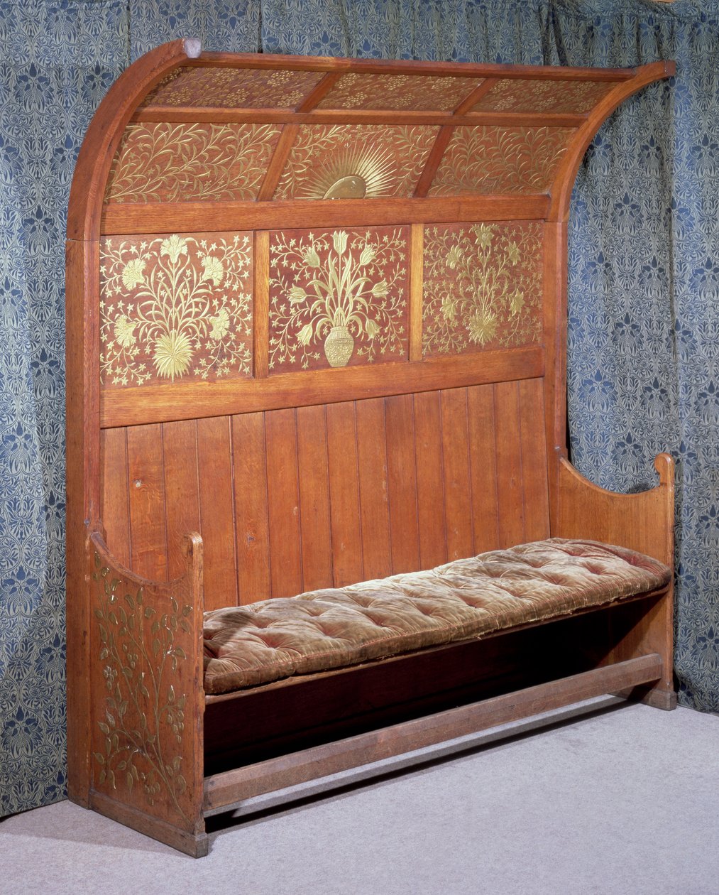 Morris and Company tarafından yapılan yaldızlı gesso süslemeli yerleşme, c.1865 (meşe ağacı) by Philip Webb