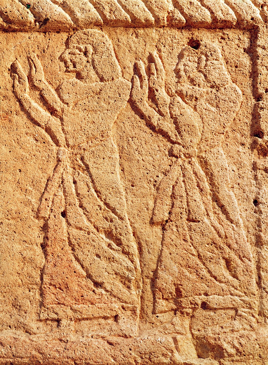 Krala biat eden hizmetkarları betimleyen kabartma, Biblos Kralı Ahiram Lahdi taşından detay by Phoenician