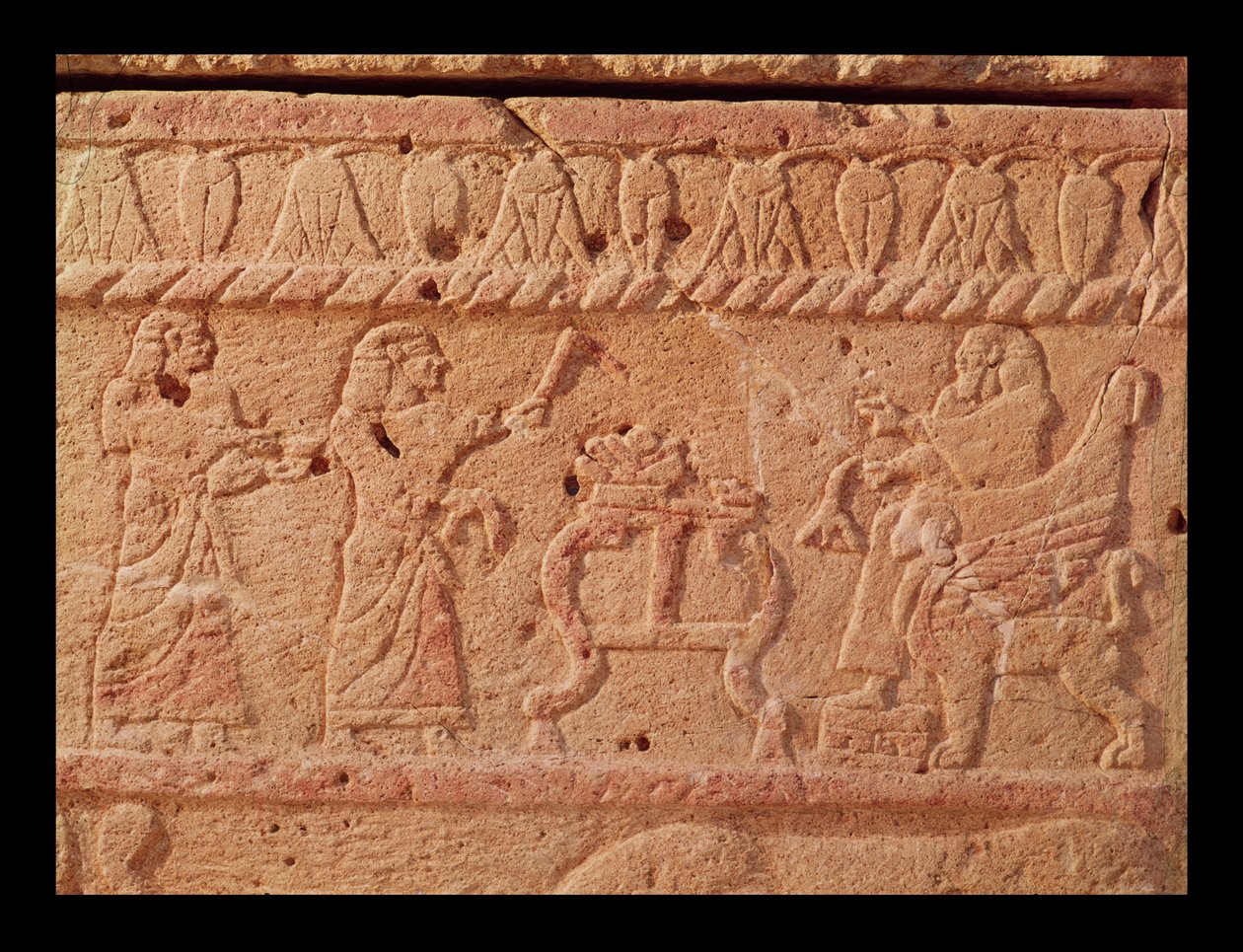 Krala biat eden hizmetkarları betimleyen kabartma, Biblos Kralı Ahiram Lahdi taşından detay by Phoenician