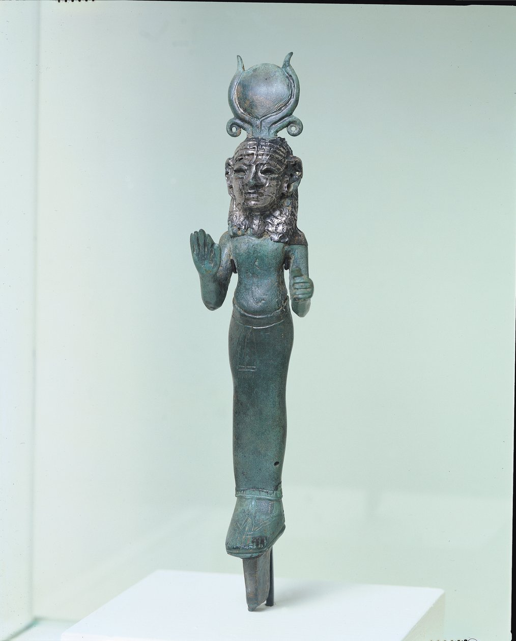Fenike kıyılarından bir Fenike tanrıçası heykelciği, MÖ 700-600 dolayları (bronz ve gümüş) (ayrıca bkz. 45369) by Phoenician