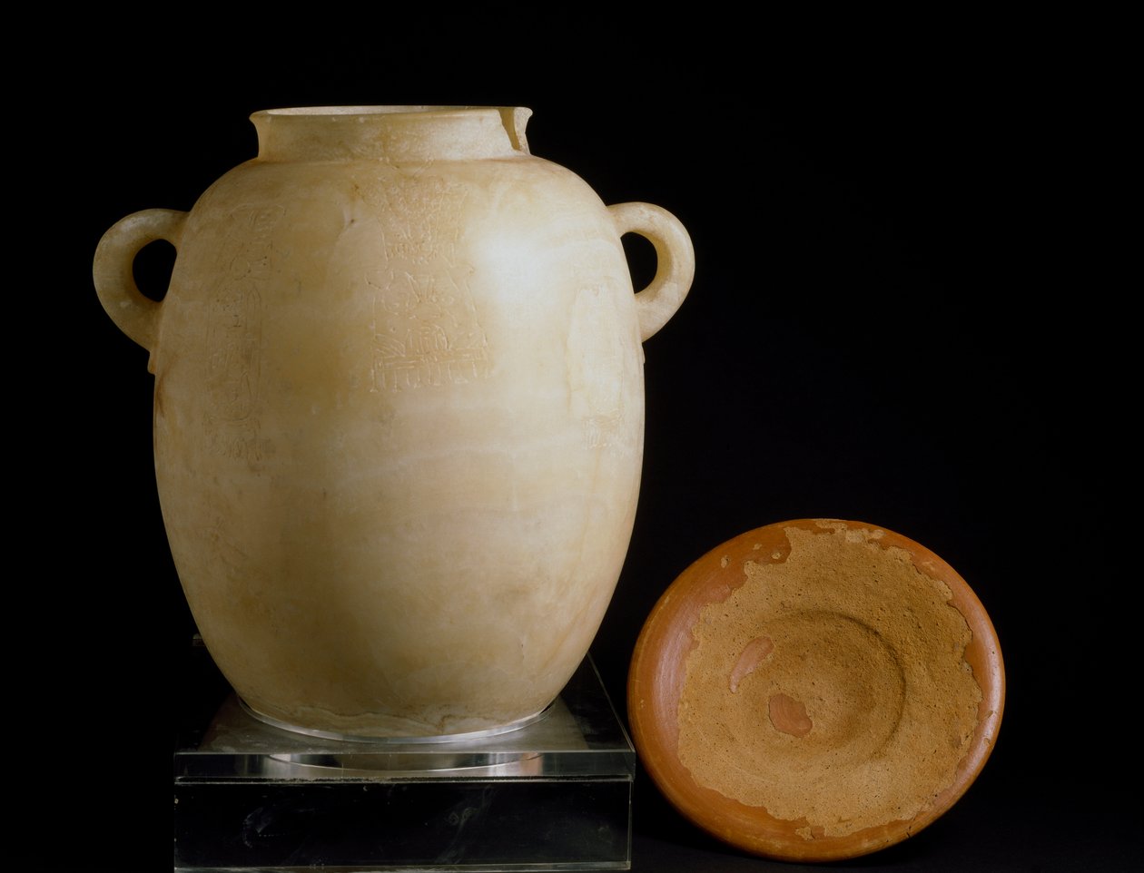 Fenike uygarlığı: Laurita bölgesinden kaymaktaşı vazo ve kil levha. MÖ 7. yüzyıl. Museo Arqueologico, Granada, İspanya by Phoenician