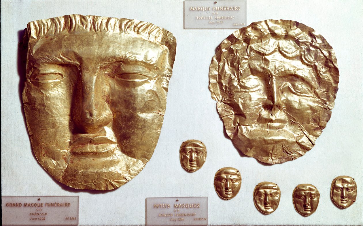 Fenike sanatı: kadın ve erkeğin yüzünde büyük altın varak maskeler ve altta beş küçük altın maske grubu by Phoenician Phoenician