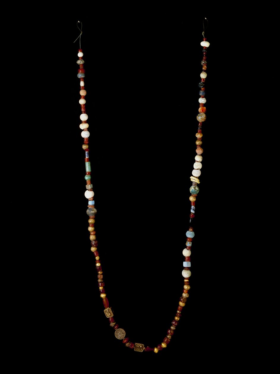 Fenike uygarlığı: altın, gümüş, carnelian ve cam hamurdan kolye. karartmak 97 cm MÖ 6. yy Cartagena Müzesi, İspanya by Phoenician School