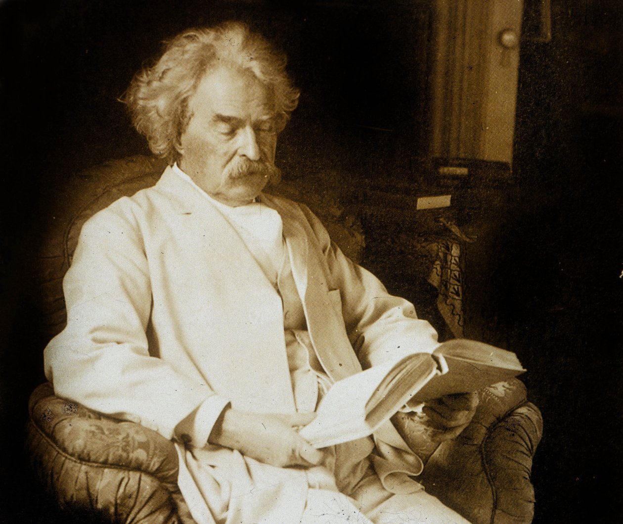Mark Twain (Samuel Langhorne Clemens 1835-1910) Amerikalı yazar, burada okuma, c; 1910 by Photographer American