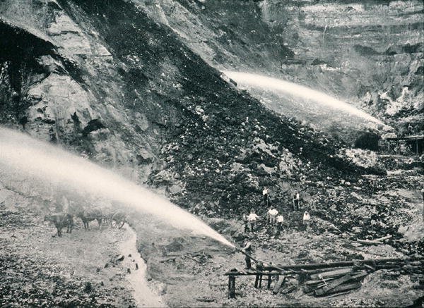 Alüvyon kalay yataklarının hidrolik olarak temizlenmesi, Tasmania, c.1900, “Under the Southern Cross - Glimpses of Australia”dan, Department of Foreign Affairs, Melbourne tarafından yayınlandı by Photographer Australian