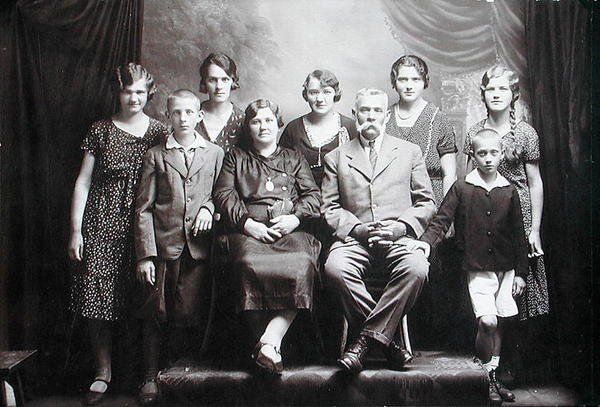 Çok sayıda çocuklu aile, yirminci yüzyılın başlarında (fotoğraf) by Photographer Austrian