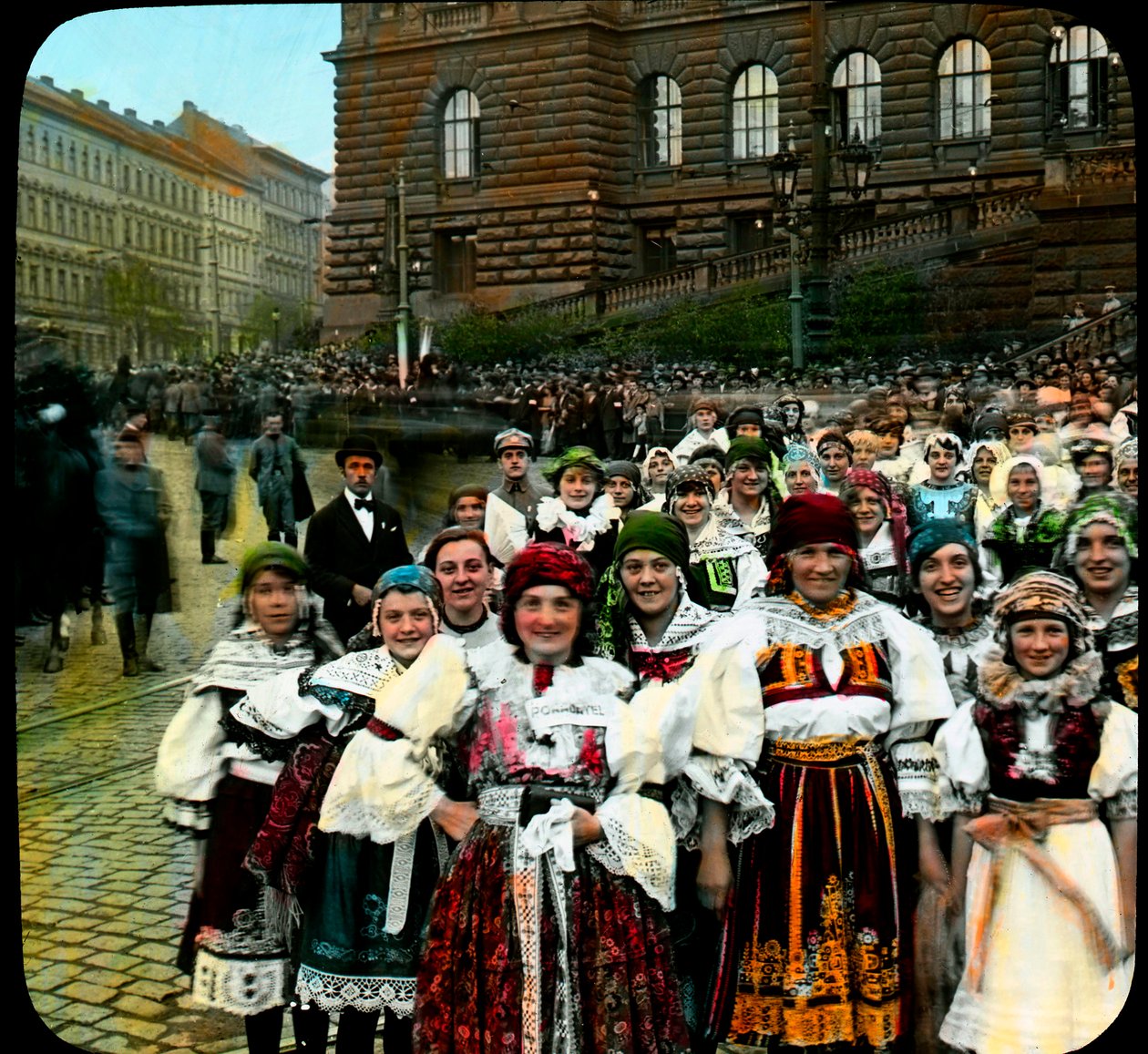 Ulusal Kostümlü Genç Kadınlar, Wenceslas Meydanı, Prag, Çekoslovakya, c.1921 (fotoğraf) by Photographer Czech
